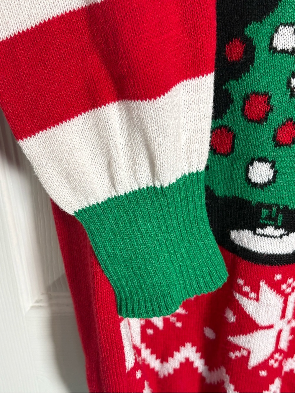 Peanuts Charlie Brown & Snoopy Holiday Sweater - Red White Green Size XL - Picture 3 of 4